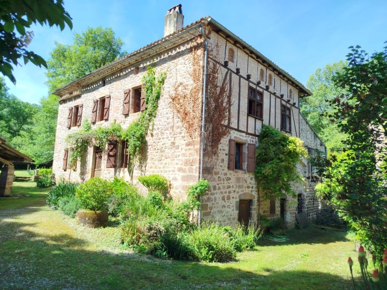 Gite de caractère dans un ancien moulin. Authenticité préservée. Quiétude des lieux. confort et grande capacité d'accueil