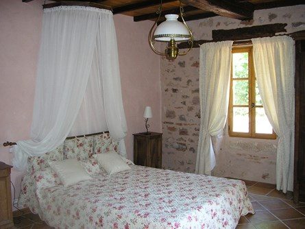 Le-moulin-de-maraval-cordes-sur-ciel-chambre-rose-3 Chambre rose avec lit à baldaquin en 160, murs en pierres et plâtre provençal rose