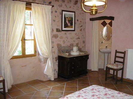 Le-moulin-de-maraval-cordes-sur-ciel-chambre-rose-2 salle d'eau privative, accessible depuis la chambre rose, décor rustique.