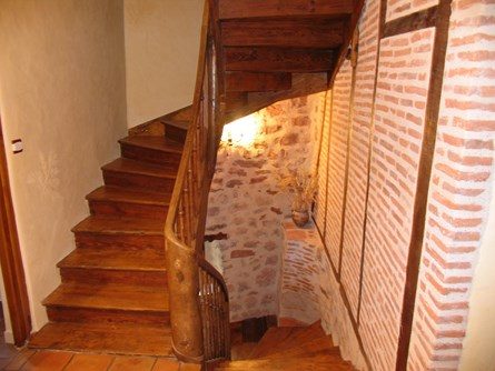 Le-moulin-de-maraval-cordes-sur-ciel-escalier-1 Escalier d'origine en bois avec rampe courbée, murs en colombages authentiques