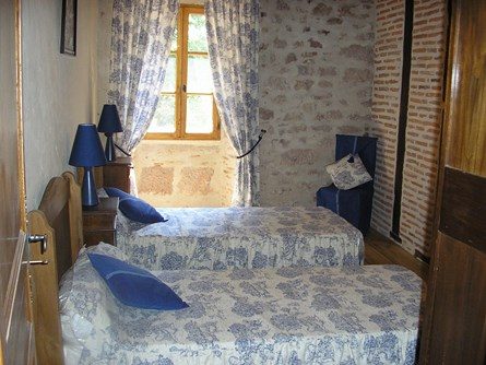 Le-moulin-de-maraval-cordes-sur-ciel-chambre-bleue-6 Chambre avec deux lits 90, décoration soigneuse, poutres apparentes, murs en colombages authentiques.