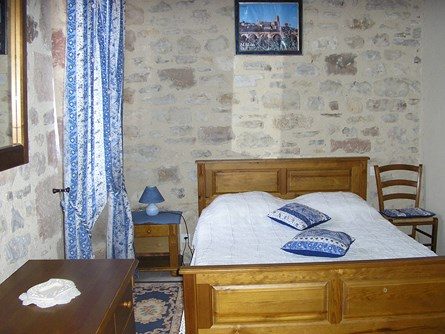 Chambre confortable avec lit 140 pierres et poutres apparentes. Charme et authenticité.