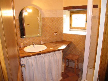 Le-moulin-de-maraval-cordes-sur-ciel-salle-d'eau-5 Salle d'eau avec plan de travail bois vernissé, platre provençal teinté aux tons chaleureux.