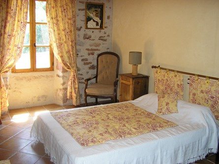 Le-moulin-de-maraval-cordes-sur-ciel-chambre-jaune-4 Chambre lumineuse avec lit 140, décor chaleureux et authentique bois, pierre, plâtre provençal.