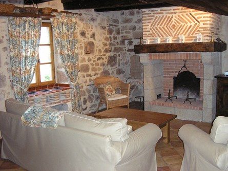 Le-moulin-de-maraval-cordes-sur-ciel-salon-2 Salon chaleureux et confortable devant la cheminée, près de l'ancien potager devant la fenêtre