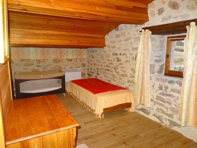 Chambre mansardée avec trois lits 90. Le plaisir des enfants.