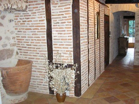 Le-moulin-de-maraval-cordes-sur-ciel-colombages-intérieur-3 Murs en colombages authentiques, "dourne", sol en tomettes rustiques